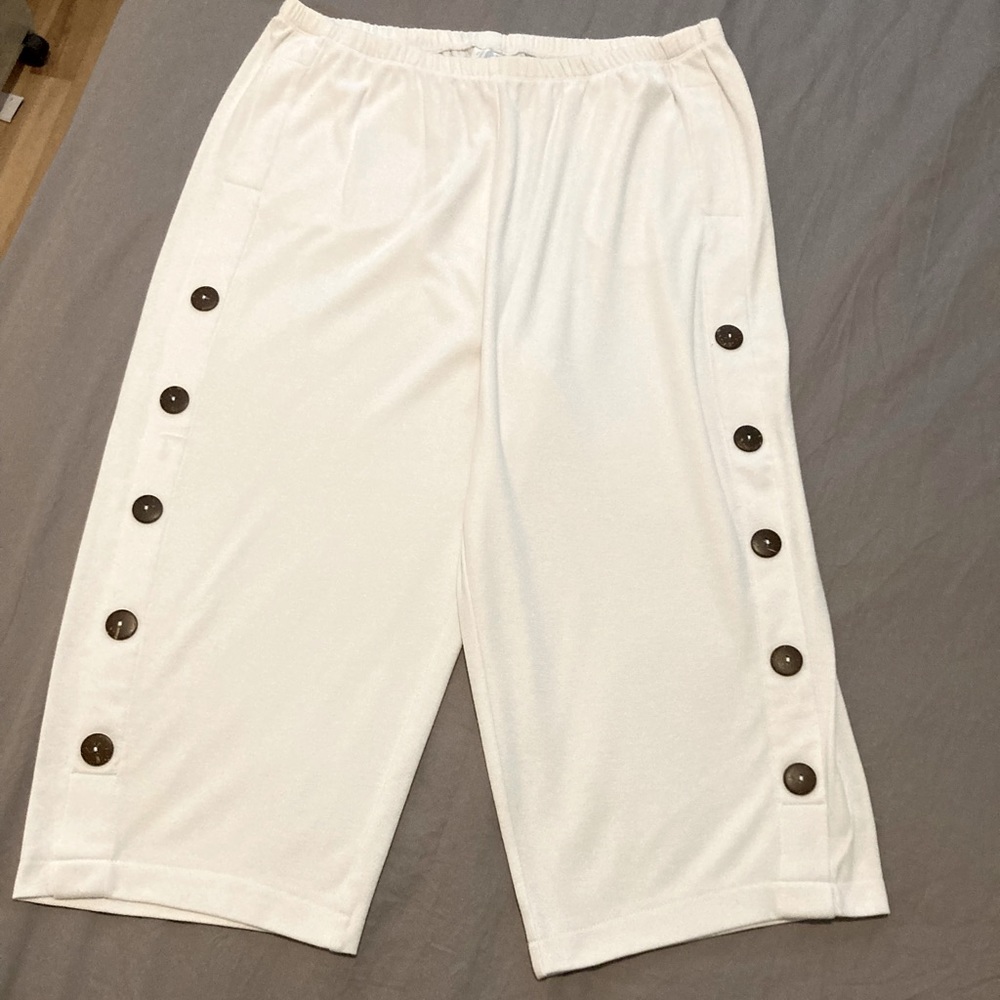 UltraSofts white knit crop pants with decorative buttons  size 1x.